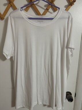 torrid White Crewneck Short Sleeve Tee - Classic Plain